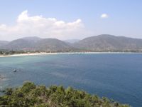 Ο οικισμός Παραλία Συκιάς με την τεράστια παραλία στη Σιθωνία Χαλκιδικής