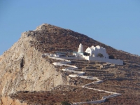 Η εκκλησία της Παναγιάς σκαρφαλώμενη στο λόφο πάνω από τη Χώρα, στη Φολέγανδρο