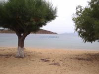 Η παραλία Λιβαδάκια μπροστά στον ομώνυμο οικισμό
