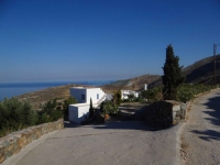 The small settlement Platy Vouni in northern Syros